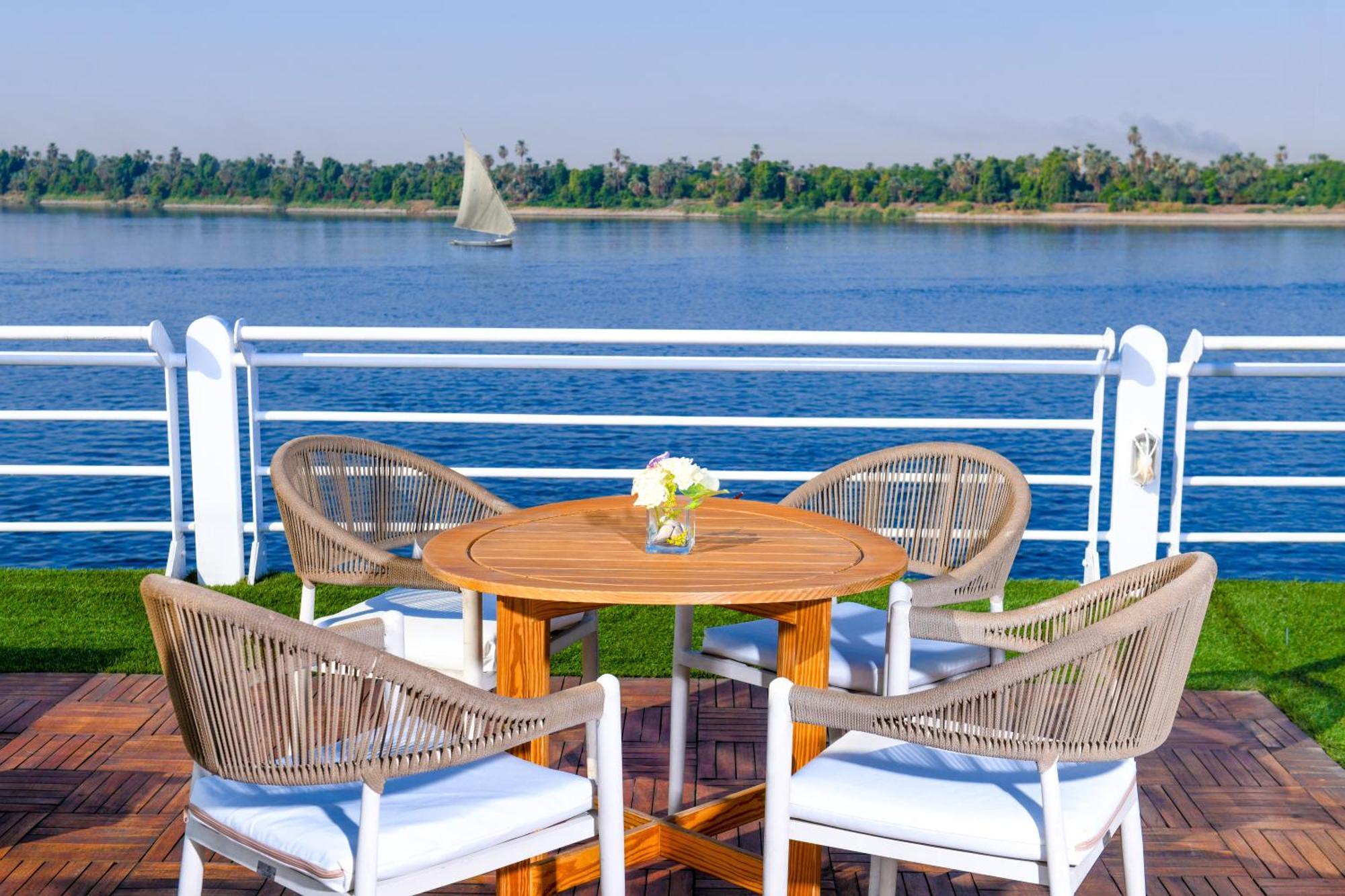 Hotel Moevenpick Ms Sunray Luxor Esterno foto
